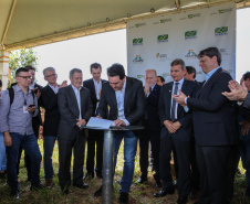 O governador Carlos Massa Ratinho Junior participa nesta sexta-feira (28), junto com o ministro da Infraestrutura, Tarcísio Freitas; com o diretor-geral brasileiro da Itaipu Binacional, Joaquim Silva e Luna; e o presidente da Infraero, Hélio Paes de Barros Júnior, da solenidade em que será autorizado o início das obras de ampliação da pista de pouso do Aeroporto Internacional de Foz do Iguaçu.Foz do Iguaçu, 28/02/2020 - Foto: Geraldo Bubniak/AEN