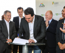 O governador Carlos Massa Ratinho Junior participa nesta sexta-feira (28), junto com o ministro da Infraestrutura, Tarcísio Freitas; com o diretor-geral brasileiro da Itaipu Binacional, Joaquim Silva e Luna; e o presidente da Infraero, Hélio Paes de Barros Júnior, da solenidade em que será autorizado o início das obras de ampliação da pista de pouso do Aeroporto Internacional de Foz do Iguaçu.Foz do Iguaçu, 28/02/2020 - Foto: Geraldo Bubniak/AEN