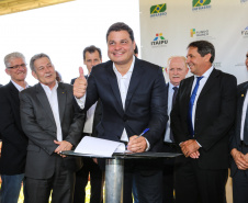 O governador Carlos Massa Ratinho Junior participa nesta sexta-feira (28), junto com o ministro da Infraestrutura, Tarcísio Freitas; com o diretor-geral brasileiro da Itaipu Binacional, Joaquim Silva e Luna; e o presidente da Infraero, Hélio Paes de Barros Júnior, da solenidade em que será autorizado o início das obras de ampliação da pista de pouso do Aeroporto Internacional de Foz do Iguaçu.Foz do Iguaçu, 28/02/2020 - Foto: Geraldo Bubniak/AEN