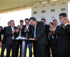 O governador Carlos Massa Ratinho Junior participa nesta sexta-feira (28), junto com o ministro da Infraestrutura, Tarcísio Freitas; com o diretor-geral brasileiro da Itaipu Binacional, Joaquim Silva e Luna; e o presidente da Infraero, Hélio Paes de Barros Júnior, da solenidade em que será autorizado o início das obras de ampliação da pista de pouso do Aeroporto Internacional de Foz do Iguaçu.Foz do Iguaçu, 28/02/2020 - Foto: Geraldo Bubniak/AEN