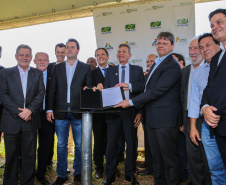 O governador Carlos Massa Ratinho Junior participa nesta sexta-feira (28), junto com o ministro da Infraestrutura, Tarcísio Freitas; com o diretor-geral brasileiro da Itaipu Binacional, Joaquim Silva e Luna; e o presidente da Infraero, Hélio Paes de Barros Júnior, da solenidade em que será autorizado o início das obras de ampliação da pista de pouso do Aeroporto Internacional de Foz do Iguaçu.Foz do Iguaçu, 28/02/2020 - Foto: Geraldo Bubniak/AEN