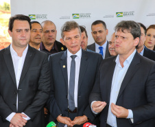 O governador Carlos Massa Ratinho Junior participa nesta sexta-feira (28), junto com o ministro da Infraestrutura, Tarcísio Freitas; com o diretor-geral brasileiro da Itaipu Binacional, Joaquim Silva e Luna; e o presidente da Infraero, Hélio Paes de Barros Júnior, da solenidade em que será autorizado o início das obras de ampliação da pista de pouso do Aeroporto Internacional de Foz do Iguaçu.Foz do Iguaçu, 28/02/2020 - Foto: Geraldo Bubniak/AEN