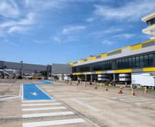 O governador Carlos Massa Ratinho Junior participa nesta sexta-feira (28), junto com o ministro da Infraestrutura, Tarcísio Freitas; com o diretor-geral brasileiro da Itaipu Binacional, Joaquim Silva e Luna; e o presidente da Infraero, Hélio Paes de Barros Júnior, da solenidade em que será autorizado o início das obras de ampliação da pista de pouso do Aeroporto Internacional de Foz do Iguaçu.Foz do Iguaçu, 28/02/2020 - Foto: Geraldo Bubniak/AEN