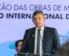 O governador Carlos Massa Ratinho Junior participa nesta sexta-feira (28), junto com o ministro da Infraestrutura, Tarcísio Freitas; com o diretor-geral brasileiro da Itaipu Binacional, Joaquim Silva e Luna; e o presidente da Infraero, Hélio Paes de Barros Júnior, da solenidade em que será autorizado o início das obras de ampliação da pista de pouso do Aeroporto Internacional de Foz do Iguaçu.Foz do Iguaçu, 28/02/2020 - Foto: Geraldo Bubniak/AEN