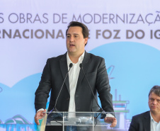 O governador Carlos Massa Ratinho Junior participa nesta sexta-feira (28), junto com o ministro da Infraestrutura, Tarcísio Freitas; com o diretor-geral brasileiro da Itaipu Binacional, Joaquim Silva e Luna; e o presidente da Infraero, Hélio Paes de Barros Júnior, da solenidade em que será autorizado o início das obras de ampliação da pista de pouso do Aeroporto Internacional de Foz do Iguaçu.Foz do Iguaçu, 28/02/2020 - Foto: Geraldo Bubniak/AEN