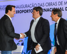 O governador Carlos Massa Ratinho Junior participa nesta sexta-feira (28), junto com o ministro da Infraestrutura, Tarcísio Freitas; com o diretor-geral brasileiro da Itaipu Binacional, Joaquim Silva e Luna; e o presidente da Infraero, Hélio Paes de Barros Júnior, da solenidade em que será autorizado o início das obras de ampliação da pista de pouso do Aeroporto Internacional de Foz do Iguaçu.Foz do Iguaçu, 28/02/2020 - Foto: Geraldo Bubniak/AEN