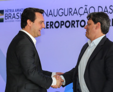 O governador Carlos Massa Ratinho Junior participa nesta sexta-feira (28), junto com o ministro da Infraestrutura, Tarcísio Freitas; com o diretor-geral brasileiro da Itaipu Binacional, Joaquim Silva e Luna; e o presidente da Infraero, Hélio Paes de Barros Júnior, da solenidade em que será autorizado o início das obras de ampliação da pista de pouso do Aeroporto Internacional de Foz do Iguaçu.Foz do Iguaçu, 28/02/2020 - Foto: Geraldo Bubniak/AEN