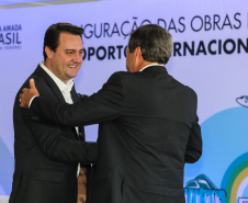 O governador Carlos Massa Ratinho Junior participa nesta sexta-feira (28), junto com o ministro da Infraestrutura, Tarcísio Freitas; com o diretor-geral brasileiro da Itaipu Binacional, Joaquim Silva e Luna; e o presidente da Infraero, Hélio Paes de Barros Júnior, da solenidade em que será autorizado o início das obras de ampliação da pista de pouso do Aeroporto Internacional de Foz do Iguaçu.Foz do Iguaçu, 28/02/2020 - Foto: Geraldo Bubniak/AEN
