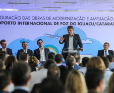 O governador Carlos Massa Ratinho Junior participa nesta sexta-feira (28), junto com o ministro da Infraestrutura, Tarcísio Freitas; com o diretor-geral brasileiro da Itaipu Binacional, Joaquim Silva e Luna; e o presidente da Infraero, Hélio Paes de Barros Júnior, da solenidade em que será autorizado o início das obras de ampliação da pista de pouso do Aeroporto Internacional de Foz do Iguaçu.Foz do Iguaçu, 28/02/2020 - Foto: Geraldo Bubniak/AEN