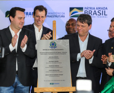 O governador Carlos Massa Ratinho Junior participa nesta sexta-feira (28), junto com o ministro da Infraestrutura, Tarcísio Freitas; com o diretor-geral brasileiro da Itaipu Binacional, Joaquim Silva e Luna; e o presidente da Infraero, Hélio Paes de Barros Júnior, da solenidade em que será autorizado o início das obras de ampliação da pista de pouso do Aeroporto Internacional de Foz do Iguaçu.Foz do Iguaçu, 28/02/2020 - Foto: Geraldo Bubniak/AEN