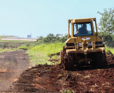 O governador Carlos Massa Ratinho Junior participa nesta sexta-feira (28), junto com o ministro da Infraestrutura, Tarcísio Freitas; com o diretor-geral brasileiro da Itaipu Binacional, Joaquim Silva e Luna; e o presidente da Infraero, Hélio Paes de Barros Júnior, da solenidade em que será autorizado o início das obras de ampliação da pista de pouso do Aeroporto Internacional de Foz do Iguaçu.Foz do Iguaçu, 28/02/2020 - Foto: Geraldo Bubniak/AEN