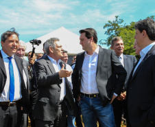 O governador Carlos Massa Ratinho Junior participa nesta sexta-feira (28), junto com o ministro da Infraestrutura, Tarcísio Freitas; com o diretor-geral brasileiro da Itaipu Binacional, Joaquim Silva e Luna; e o presidente da Infraero, Hélio Paes de Barros Júnior, da solenidade em que será autorizado o início das obras de ampliação da pista de pouso do Aeroporto Internacional de Foz do Iguaçu.Foz do Iguaçu, 28/02/2020 - Foto: Geraldo Bubniak/AEN