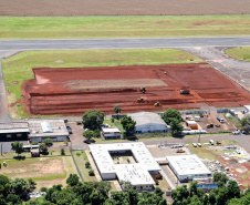 O governador Carlos Massa Ratinho Junior participa junto com o ministro da Infraestrutura, Tarcísio Freitas; com o diretor-geral brasileiro da Itaipu Binacional, Joaquim Silva e Luna; e o presidente da Infraero, Hélio Paes de Barros Júnior, da solenidade autorização o início das obras de ampliação da pista de pouso do Aeroporto Internacional de Foz do Iguaçu. - Foz do Iguaçu, 28/02/2020 - Foto: Rodrigo Félix Leal/AEN 