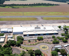 O governador Carlos Massa Ratinho Junior participa junto com o ministro da Infraestrutura, Tarcísio Freitas; com o diretor-geral brasileiro da Itaipu Binacional, Joaquim Silva e Luna; e o presidente da Infraero, Hélio Paes de Barros Júnior, da solenidade autorização o início das obras de ampliação da pista de pouso do Aeroporto Internacional de Foz do Iguaçu. - Foz do Iguaçu, 28/02/2020 - Foto: Rodrigo Félix Leal/AEN 