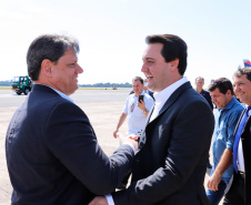 O governador Carlos Massa Ratinho Junior participa junto com o ministro da Infraestrutura, Tarcísio Freitas; com o diretor-geral brasileiro da Itaipu Binacional, Joaquim Silva e Luna; e o presidente da Infraero, Hélio Paes de Barros Júnior, da solenidade autorização o início das obras de ampliação da pista de pouso do Aeroporto Internacional de Foz do Iguaçu.  -  Foz do Iguaçu, 28/02/2020  -  Foto: Rodrigo Félix Leal/AEN 