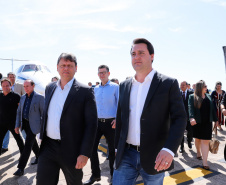 O governador Carlos Massa Ratinho Junior participa junto com o ministro da Infraestrutura, Tarcísio Freitas; com o diretor-geral brasileiro da Itaipu Binacional, Joaquim Silva e Luna; e o presidente da Infraero, Hélio Paes de Barros Júnior, da solenidade autorização o início das obras de ampliação da pista de pouso do Aeroporto Internacional de Foz do Iguaçu.  -  Foz do Iguaçu, 28/02/2020  -  Foto: Rodrigo Félix Leal/AEN 