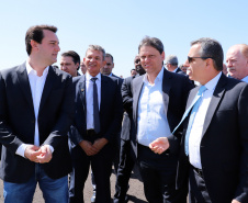 O governador Carlos Massa Ratinho Junior participa junto com o ministro da Infraestrutura, Tarcísio Freitas; com o diretor-geral brasileiro da Itaipu Binacional, Joaquim Silva e Luna; e o presidente da Infraero, Hélio Paes de Barros Júnior, da solenidade autorização o início das obras de ampliação da pista de pouso do Aeroporto Internacional de Foz do Iguaçu.  -  Foz do Iguaçu, 28/02/2020  -  Foto: Rodrigo Félix Leal/AEN 