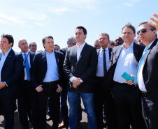 O governador Carlos Massa Ratinho Junior participa junto com o ministro da Infraestrutura, Tarcísio Freitas; com o diretor-geral brasileiro da Itaipu Binacional, Joaquim Silva e Luna; e o presidente da Infraero, Hélio Paes de Barros Júnior, da solenidade autorização o início das obras de ampliação da pista de pouso do Aeroporto Internacional de Foz do Iguaçu.  -  Foz do Iguaçu, 28/02/2020  -  Foto: Rodrigo Félix Leal/AEN 