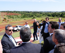 O governador Carlos Massa Ratinho Junior participa junto com o ministro da Infraestrutura, Tarcísio Freitas; com o diretor-geral brasileiro da Itaipu Binacional, Joaquim Silva e Luna; e o presidente da Infraero, Hélio Paes de Barros Júnior, da solenidade autorização o início das obras de ampliação da pista de pouso do Aeroporto Internacional de Foz do Iguaçu.  -  Foz do Iguaçu, 28/02/2020  -  Foto: Rodrigo Félix Leal/AEN 