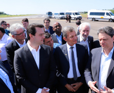 O governador Carlos Massa Ratinho Junior participa junto com o ministro da Infraestrutura, Tarcísio Freitas; com o diretor-geral brasileiro da Itaipu Binacional, Joaquim Silva e Luna; e o presidente da Infraero, Hélio Paes de Barros Júnior, da solenidade autorização o início das obras de ampliação da pista de pouso do Aeroporto Internacional de Foz do Iguaçu.  -  Foz do Iguaçu, 28/02/2020  -  Foto: Rodrigo Félix Leal/AEN 