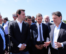 O governador Carlos Massa Ratinho Junior participa junto com o ministro da Infraestrutura, Tarcísio Freitas; com o diretor-geral brasileiro da Itaipu Binacional, Joaquim Silva e Luna; e o presidente da Infraero, Hélio Paes de Barros Júnior, da solenidade autorização o início das obras de ampliação da pista de pouso do Aeroporto Internacional de Foz do Iguaçu.  -  Foz do Iguaçu, 28/02/2020  -  Foto: Rodrigo Félix Leal/AEN 