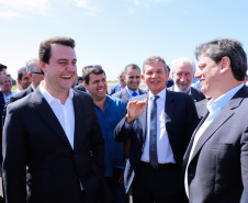 O governador Carlos Massa Ratinho Junior participa junto com o ministro da Infraestrutura, Tarcísio Freitas; com o diretor-geral brasileiro da Itaipu Binacional, Joaquim Silva e Luna; e o presidente da Infraero, Hélio Paes de Barros Júnior, da solenidade autorização o início das obras de ampliação da pista de pouso do Aeroporto Internacional de Foz do Iguaçu.  -  Foz do Iguaçu, 28/02/2020  -  Foto: Rodrigo Félix Leal/AEN 