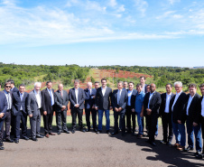 O governador Carlos Massa Ratinho Junior participa junto com o ministro da Infraestrutura, Tarcísio Freitas; com o diretor-geral brasileiro da Itaipu Binacional, Joaquim Silva e Luna; e o presidente da Infraero, Hélio Paes de Barros Júnior, da solenidade autorização o início das obras de ampliação da pista de pouso do Aeroporto Internacional de Foz do Iguaçu.  -  Foz do Iguaçu, 28/02/2020  -  Foto: Rodrigo Félix Leal/AEN 