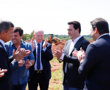 O governador Carlos Massa Ratinho Junior participa junto com o ministro da Infraestrutura, Tarcísio Freitas; com o diretor-geral brasileiro da Itaipu Binacional, Joaquim Silva e Luna; e o presidente da Infraero, Hélio Paes de Barros Júnior, da solenidade autorização o início das obras de ampliação da pista de pouso do Aeroporto Internacional de Foz do Iguaçu.  -  Foz do Iguaçu, 28/02/2020  -  Foto: Rodrigo Félix Leal/AEN 