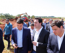 O governador Carlos Massa Ratinho Junior participa junto com o ministro da Infraestrutura, Tarcísio Freitas; com o diretor-geral brasileiro da Itaipu Binacional, Joaquim Silva e Luna; e o presidente da Infraero, Hélio Paes de Barros Júnior, da solenidade autorização o início das obras de ampliação da pista de pouso do Aeroporto Internacional de Foz do Iguaçu.  -  Foz do Iguaçu, 28/02/2020  -  Foto: Rodrigo Félix Leal/AEN 