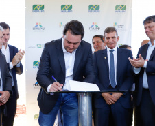 O governador Carlos Massa Ratinho Junior participa junto com o ministro da Infraestrutura, Tarcísio Freitas; com o diretor-geral brasileiro da Itaipu Binacional, Joaquim Silva e Luna; e o presidente da Infraero, Hélio Paes de Barros Júnior, da solenidade autorização o início das obras de ampliação da pista de pouso do Aeroporto Internacional de Foz do Iguaçu.  -  Foz do Iguaçu, 28/02/2020  -  Foto: Rodrigo Félix Leal/AEN 