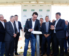O governador Carlos Massa Ratinho Junior participa junto com o ministro da Infraestrutura, Tarcísio Freitas; com o diretor-geral brasileiro da Itaipu Binacional, Joaquim Silva e Luna; e o presidente da Infraero, Hélio Paes de Barros Júnior, da solenidade autorização o início das obras de ampliação da pista de pouso do Aeroporto Internacional de Foz do Iguaçu.  -  Foz do Iguaçu, 28/02/2020  -  Foto: Rodrigo Félix Leal/AEN 