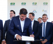 O governador Carlos Massa Ratinho Junior participa junto com o ministro da Infraestrutura, Tarcísio Freitas; com o diretor-geral brasileiro da Itaipu Binacional, Joaquim Silva e Luna; e o presidente da Infraero, Hélio Paes de Barros Júnior, da solenidade autorização o início das obras de ampliação da pista de pouso do Aeroporto Internacional de Foz do Iguaçu.  -  Foz do Iguaçu, 28/02/2020  -  Foto: Rodrigo Félix Leal/AEN 