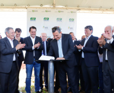 O governador Carlos Massa Ratinho Junior participa junto com o ministro da Infraestrutura, Tarcísio Freitas; com o diretor-geral brasileiro da Itaipu Binacional, Joaquim Silva e Luna; e o presidente da Infraero, Hélio Paes de Barros Júnior, da solenidade autorização o início das obras de ampliação da pista de pouso do Aeroporto Internacional de Foz do Iguaçu.  -  Foz do Iguaçu, 28/02/2020  -  Foto: Rodrigo Félix Leal/AEN 