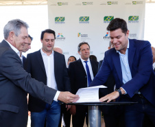 O governador Carlos Massa Ratinho Junior participa junto com o ministro da Infraestrutura, Tarcísio Freitas; com o diretor-geral brasileiro da Itaipu Binacional, Joaquim Silva e Luna; e o presidente da Infraero, Hélio Paes de Barros Júnior, da solenidade autorização o início das obras de ampliação da pista de pouso do Aeroporto Internacional de Foz do Iguaçu.  -  Foz do Iguaçu, 28/02/2020  -  Foto: Rodrigo Félix Leal/AEN 