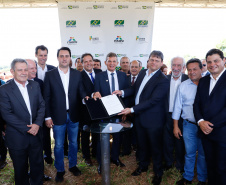 O governador Carlos Massa Ratinho Junior participa junto com o ministro da Infraestrutura, Tarcísio Freitas; com o diretor-geral brasileiro da Itaipu Binacional, Joaquim Silva e Luna; e o presidente da Infraero, Hélio Paes de Barros Júnior, da solenidade autorização o início das obras de ampliação da pista de pouso do Aeroporto Internacional de Foz do Iguaçu.  -  Foz do Iguaçu, 28/02/2020  -  Foto: Rodrigo Félix Leal/AEN 
