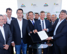O governador Carlos Massa Ratinho Junior participa junto com o ministro da Infraestrutura, Tarcísio Freitas; com o diretor-geral brasileiro da Itaipu Binacional, Joaquim Silva e Luna; e o presidente da Infraero, Hélio Paes de Barros Júnior, da solenidade autorização o início das obras de ampliação da pista de pouso do Aeroporto Internacional de Foz do Iguaçu.  -  Foz do Iguaçu, 28/02/2020  -  Foto: Rodrigo Félix Leal/AEN 