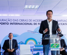 O governador Carlos Massa Ratinho Junior participa junto com o ministro da Infraestrutura, Tarcísio Freitas; com o diretor-geral brasileiro da Itaipu Binacional, Joaquim Silva e Luna; e o presidente da Infraero, Hélio Paes de Barros Júnior, da solenidade autorização o início das obras de ampliação da pista de pouso do Aeroporto Internacional de Foz do Iguaçu.  -  Foz do Iguaçu, 28/02/2020  -  Foto: Rodrigo Félix Leal/AEN 