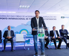 O governador Carlos Massa Ratinho Junior participa junto com o ministro da Infraestrutura, Tarcísio Freitas; com o diretor-geral brasileiro da Itaipu Binacional, Joaquim Silva e Luna; e o presidente da Infraero, Hélio Paes de Barros Júnior, da solenidade autorização o início das obras de ampliação da pista de pouso do Aeroporto Internacional de Foz do Iguaçu.  -  Foz do Iguaçu, 28/02/2020  -  Foto: Rodrigo Félix Leal/AEN 