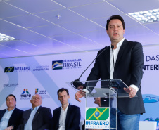 O governador Carlos Massa Ratinho Junior participa junto com o ministro da Infraestrutura, Tarcísio Freitas; com o diretor-geral brasileiro da Itaipu Binacional, Joaquim Silva e Luna; e o presidente da Infraero, Hélio Paes de Barros Júnior, da solenidade autorização o início das obras de ampliação da pista de pouso do Aeroporto Internacional de Foz do Iguaçu.  -  Foz do Iguaçu, 28/02/2020  -  Foto: Rodrigo Félix Leal/AEN 