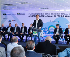 O governador Carlos Massa Ratinho Junior participa junto com o ministro da Infraestrutura, Tarcísio Freitas; com o diretor-geral brasileiro da Itaipu Binacional, Joaquim Silva e Luna; e o presidente da Infraero, Hélio Paes de Barros Júnior, da solenidade autorização o início das obras de ampliação da pista de pouso do Aeroporto Internacional de Foz do Iguaçu.  -  Foz do Iguaçu, 28/02/2020  -  Foto: Rodrigo Félix Leal/AEN 