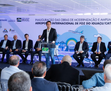 O governador Carlos Massa Ratinho Junior participa junto com o ministro da Infraestrutura, Tarcísio Freitas; com o diretor-geral brasileiro da Itaipu Binacional, Joaquim Silva e Luna; e o presidente da Infraero, Hélio Paes de Barros Júnior, da solenidade autorização o início das obras de ampliação da pista de pouso do Aeroporto Internacional de Foz do Iguaçu.  -  Foz do Iguaçu, 28/02/2020  -  Foto: Rodrigo Félix Leal/AEN 