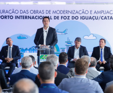 O governador Carlos Massa Ratinho Junior participa junto com o ministro da Infraestrutura, Tarcísio Freitas; com o diretor-geral brasileiro da Itaipu Binacional, Joaquim Silva e Luna; e o presidente da Infraero, Hélio Paes de Barros Júnior, da solenidade autorização o início das obras de ampliação da pista de pouso do Aeroporto Internacional de Foz do Iguaçu.  -  Foz do Iguaçu, 28/02/2020  -  Foto: Rodrigo Félix Leal/AEN 