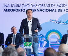 O governador Carlos Massa Ratinho Junior participa junto com o ministro da Infraestrutura, Tarcísio Freitas; com o diretor-geral brasileiro da Itaipu Binacional, Joaquim Silva e Luna; e o presidente da Infraero, Hélio Paes de Barros Júnior, da solenidade autorização o início das obras de ampliação da pista de pouso do Aeroporto Internacional de Foz do Iguaçu.  -  Foz do Iguaçu, 28/02/2020  -  Foto: Rodrigo Félix Leal/AEN 