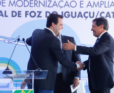 O governador Carlos Massa Ratinho Junior participa junto com o ministro da Infraestrutura, Tarcísio Freitas; com o diretor-geral brasileiro da Itaipu Binacional, Joaquim Silva e Luna; e o presidente da Infraero, Hélio Paes de Barros Júnior, da solenidade autorização o início das obras de ampliação da pista de pouso do Aeroporto Internacional de Foz do Iguaçu.  -  Foz do Iguaçu, 28/02/2020  -  Foto: Rodrigo Félix Leal/AEN 