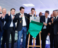 O governador Carlos Massa Ratinho Junior participa junto com o ministro da Infraestrutura, Tarcísio Freitas; com o diretor-geral brasileiro da Itaipu Binacional, Joaquim Silva e Luna; e o presidente da Infraero, Hélio Paes de Barros Júnior, da solenidade autorização o início das obras de ampliação da pista de pouso do Aeroporto Internacional de Foz do Iguaçu.  -  Foz do Iguaçu, 28/02/2020  -  Foto: Rodrigo Félix Leal/AEN 