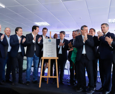 O governador Carlos Massa Ratinho Junior participa junto com o ministro da Infraestrutura, Tarcísio Freitas; com o diretor-geral brasileiro da Itaipu Binacional, Joaquim Silva e Luna; e o presidente da Infraero, Hélio Paes de Barros Júnior, da solenidade autorização o início das obras de ampliação da pista de pouso do Aeroporto Internacional de Foz do Iguaçu.  -  Foz do Iguaçu, 28/02/2020  -  Foto: Rodrigo Félix Leal/AEN 