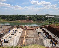 O governador Carlos Massa Ratinho Junior, junto com o ministro da Infraestrutura, Tarcísio Freitas, e o diretor-geral brasileiro da Itaipu Binacional, Joaquim Silva e Luna, vistoria nesta sexta-feira (28) as obras de construção da Ponte da Integração Brasil e Paraguai, em Foz do Iguaçu