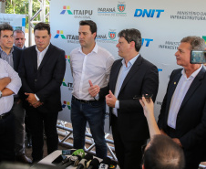 O governador Carlos Massa Ratinho Junior, junto com o ministro da Infraestrutura, Tarcísio Freitas, e o diretor-geral brasileiro da Itaipu Binacional, Joaquim Silva e Luna, vistoria nesta sexta-feira (28) as obras de construção da Ponte da Integração Brasil e Paraguai, em Foz do Iguaçu
