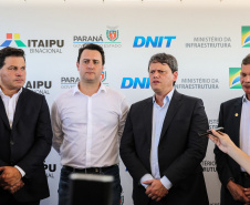 O governador Carlos Massa Ratinho Junior, junto com o ministro da Infraestrutura, Tarcísio Freitas, e o diretor-geral brasileiro da Itaipu Binacional, Joaquim Silva e Luna, vistoria nesta sexta-feira (28) as obras de construção da Ponte da Integração Brasil e Paraguai, em Foz do Iguaçu