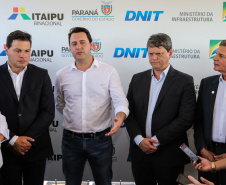O governador Carlos Massa Ratinho Junior, junto com o ministro da Infraestrutura, Tarcísio Freitas, e o diretor-geral brasileiro da Itaipu Binacional, Joaquim Silva e Luna, vistoria nesta sexta-feira (28) as obras de construção da Ponte da Integração Brasil e Paraguai, em Foz do Iguaçu